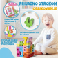 Nasmejan otrok ob stolpu iz pisanih lesenih številk, ki poudarja otroku prijazno oblikovanje, uporabo skrbno izbranega lesa in barv ter razvoj številskih pojmov skozi prostorsko igro.