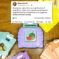 Elektronska naprava za učenje angleščine z različnimi tematskimi karticami, kot sta "watermelon" in "kiwi". Fotografijo dopolnjuje pozitivna ocena zadovoljne uporabnice o hitrem napredku otroka pri učenju tujega jezika.