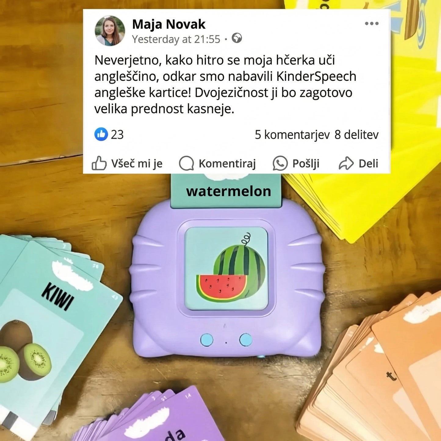 Elektronska naprava za učenje angleščine z različnimi tematskimi karticami, kot sta "watermelon" in "kiwi". Fotografijo dopolnjuje pozitivna ocena zadovoljne uporabnice o hitrem napredku otroka pri učenju tujega jezika.