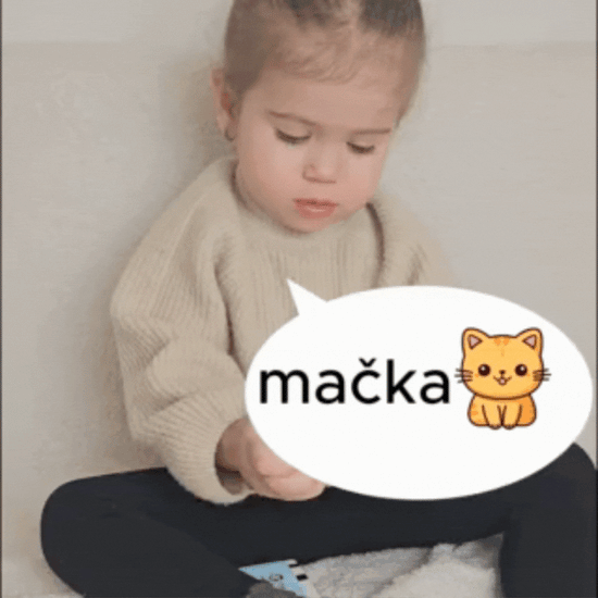 Animacija otroka, ki uporablja modro napravo za učenje govorjenja, ko se pojavi napis mačka s sliko ljubke oranžne mucke.